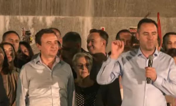 Konjufca e merr fjalën në tubimin e VV’së në shesh, ia bën për hair Kurtit Qeverinë e re