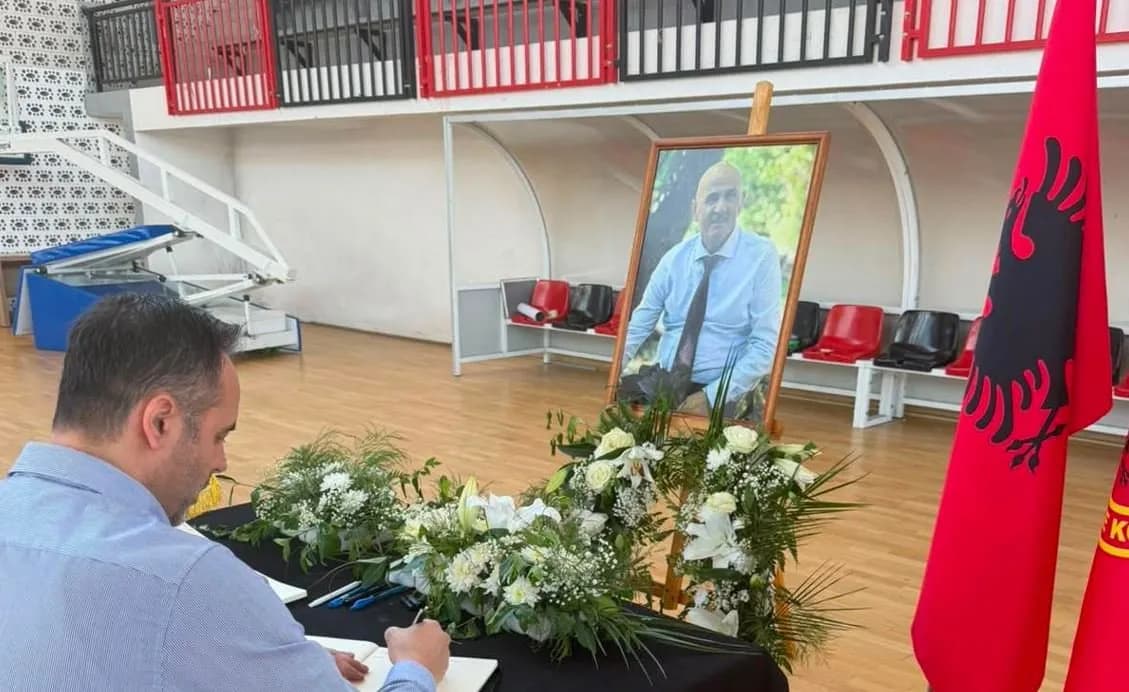 Konjufca shkon për ngushëllime në familjen Jashari: Sahiti do të mbetet në kujtesën e kombit