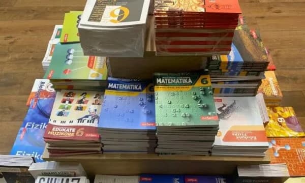 MAShTI vonon listën e teksteve, komunat shqetësohen për nisjen e vitit të ri shkollor