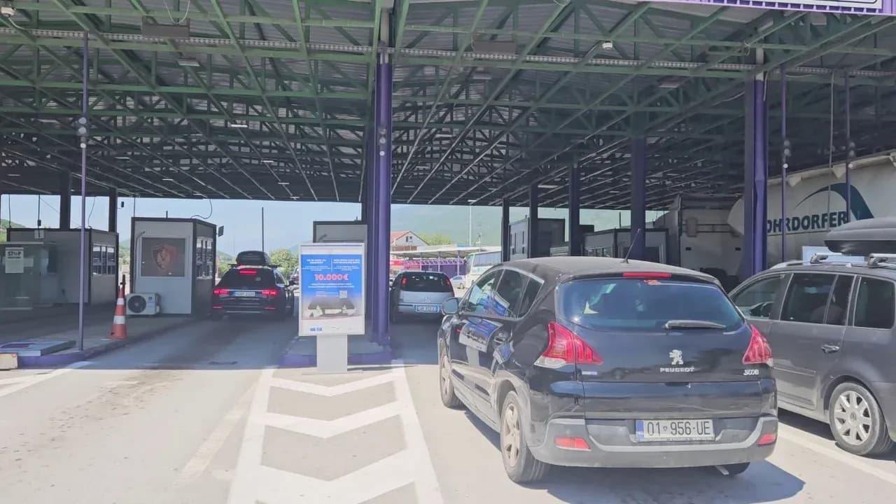 Mbi 12 mijë turistë u futën në Shqipëri në 12 orët e fundit