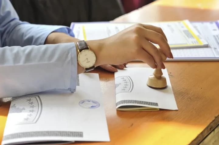 Numërimi i votave me postë, si qëndron rezultati aktualisht?
