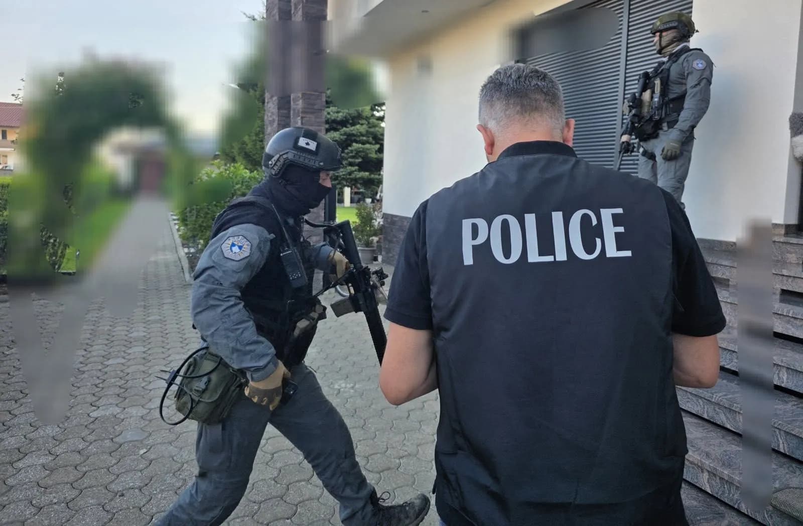 Operacioni “White Star”: Arrestohen pesë persona, sekuestrohen armë, drogë, para dhe 10 vetura
