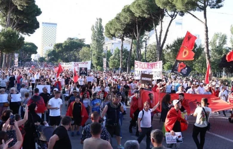 OVL-UÇK denoncon keqpërdorimin e stemës së UÇK-së në protestat në Shqipëri