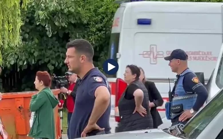 Pamje rrëqethëse: Kolegët e policit të plagosur “mbytet” në lot, pranë tij edhe familjarët e 36-vjeçarit