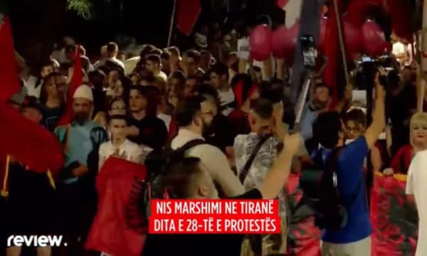 Përfundojnë fjalimet përpara Kryeministrisë, me pankarta dhe flamuj në duar qytetarët nisin marshimin në kryeqytet