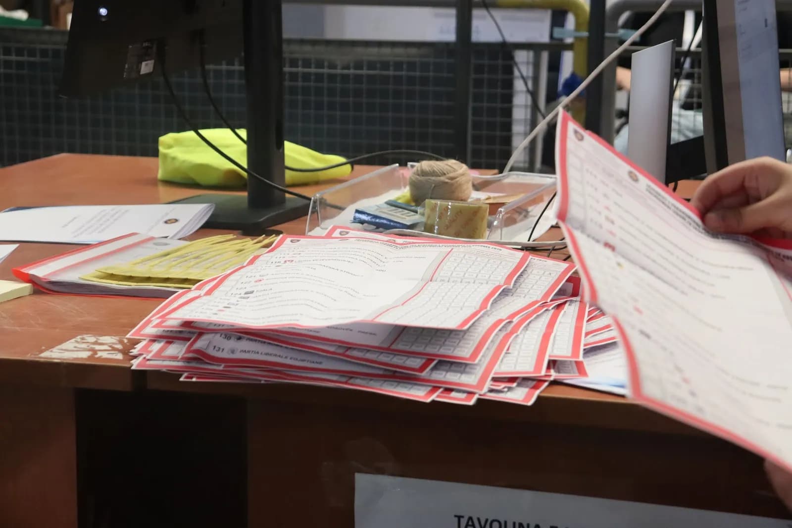 Përfundon numërimi i votave me postë, gati 73% e tyre për Vetëvendosjen