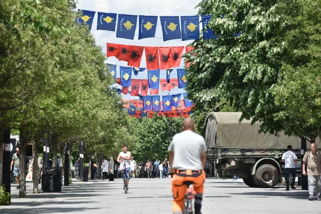 Prishtina dekorohet me flamuj, gati për festën e Ditës së Çlirimit