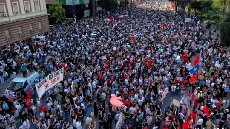 Protesta e 26-të në Tiranë, qytetarët kërkojnë dorëheqjen e Edi Ramës