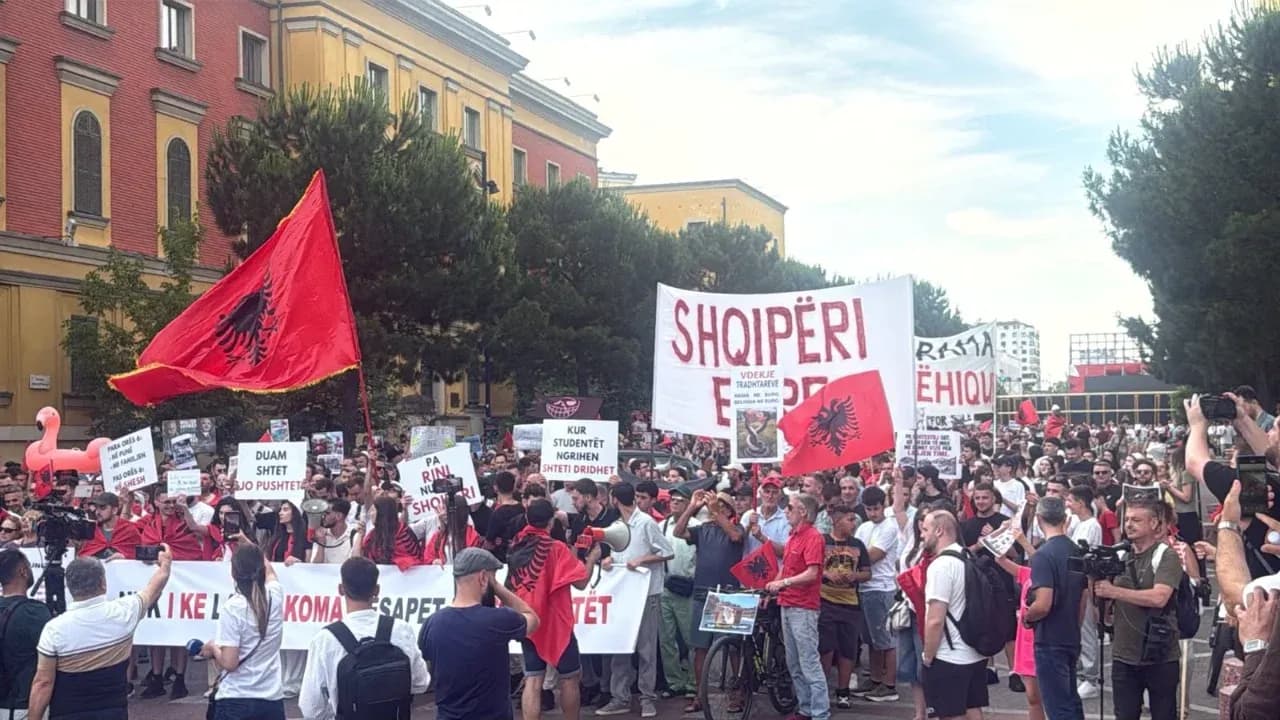 Protesta në Tiranë hyn në ditën e 12-të, qytetarët marshojnë drejt Kryeministrisë