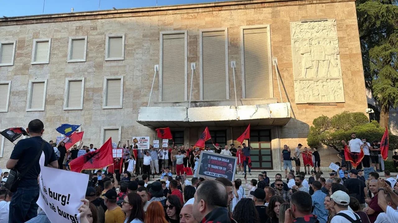 Protesta përpara Kryeministrisë për Zvërnecin, qytetarët çajnë kordonin e policisë