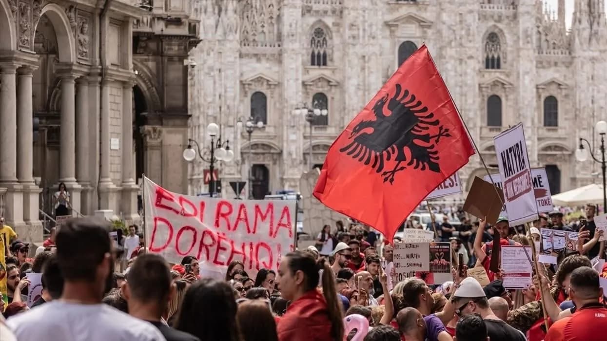 Protestat për Zvërnecin shpërthejnë edhe në Milano – pamje