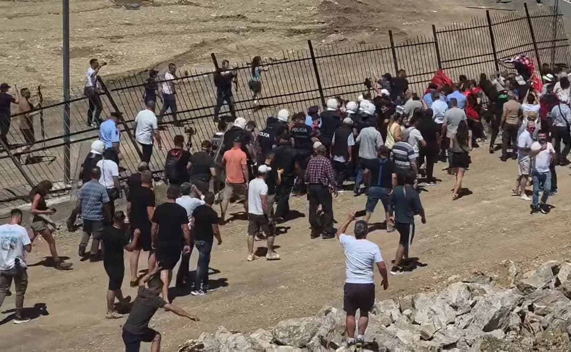 Protestë kundër ndërtimit të resortit luksoz në Rrjoll, banorët heqin gardhin dhe telat me gjemba