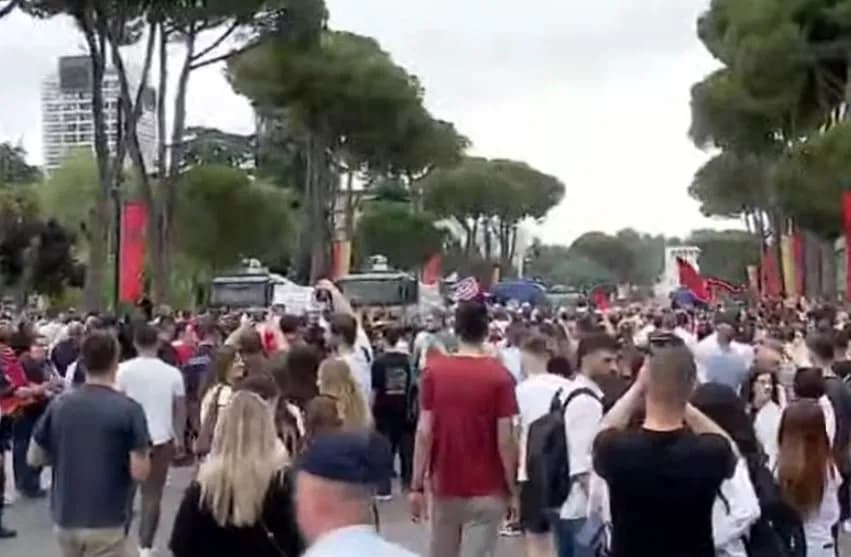 Protestë kundër projektit në Zvërnec-Përplasje mes policisë dhe protestuesve