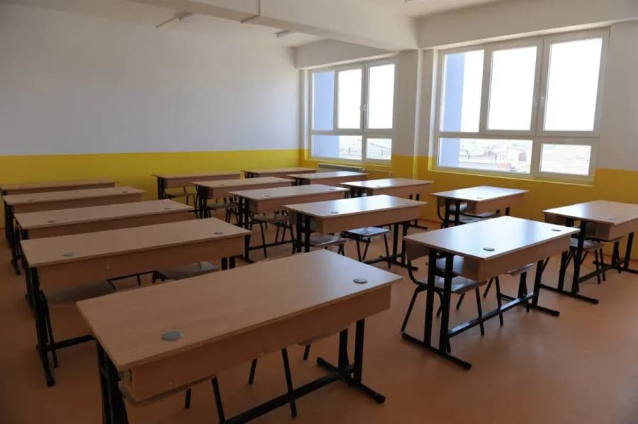 Punëtorët teknikë të shkollave fillore në Prishtinë rikthehen në grevë nga 22 qershori