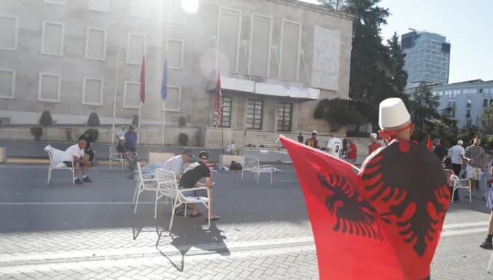 Qëndruan deri në orët e para të mëngjesit para Kryeministrisë, policia procedon 9 protestues