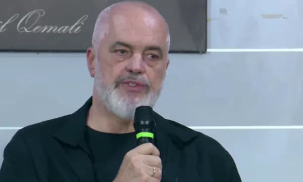 Rama lë Samitin në Tivat, zbret me helikopter në Vlorë për takimin me banorët e Zvërnecit