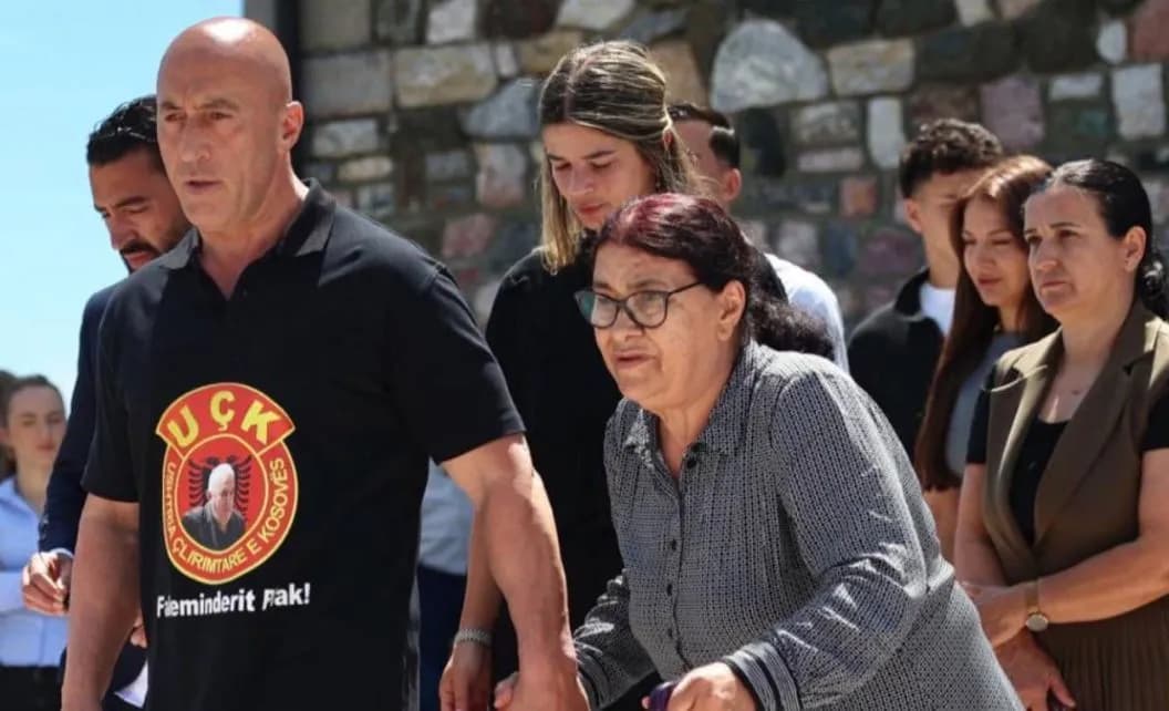 Ramush Haradinaj dorë për dore me nënën Rukë bëjnë homazhe te varri i babait të tij