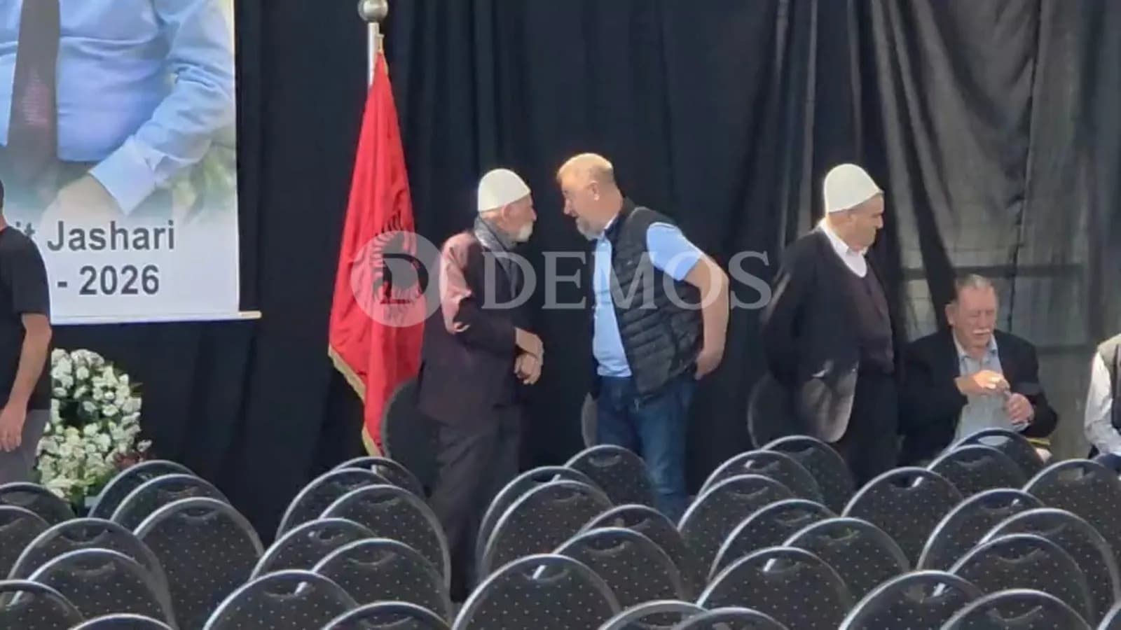 Rifat Jashari e Sami Lushtaku presin njerëz në të pamen për komandantin e UÇK-së, Sahit Jashari