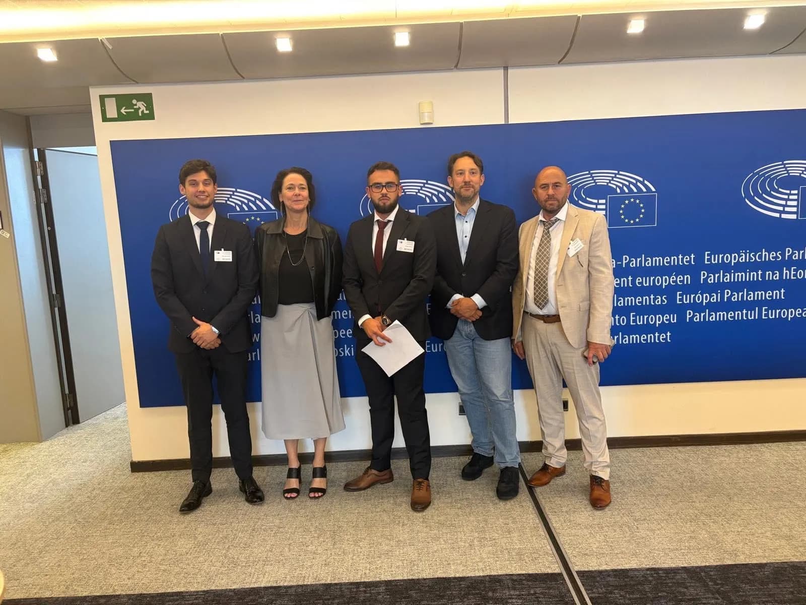 Studentët shqiptarë takojnë eurodeputetë, diskutojnë për gjuhën shqipe në Maqedoni të Veriut