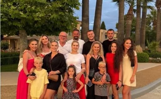 Të gjithë bashkë në pushime, Shyhretja ndan foton familjare