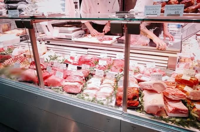 Temperaturat e larta, AUV shton kontrollet dhe paralajmëron bizneset: Kujdes me ruajtjen e produkteve ushqimore