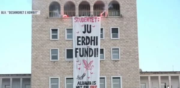 Tiranë: Banderola e studentëve shkakton përplasje mes protestuesve dhe rojeve të sigurisë te Politekniku
