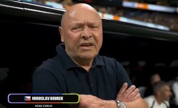 Trajneri i Çekisë u nervozua keq para ndeshjes, përplasje me kameramanin