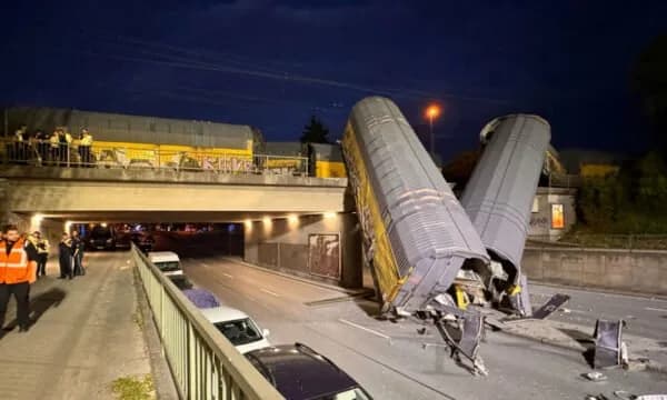 Treni del nga shinat dhe bie prej urës në Mynih, një i lënduar rëndë