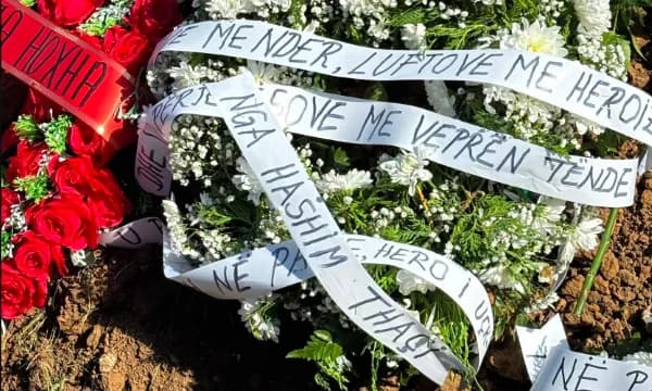 ‘‘U përjetësove me veprën tënde’’, Kurora e Hashim Thaçit mbi varrin e Sahit Jasharit: U prehsh në paqe, hero i UÇK-së