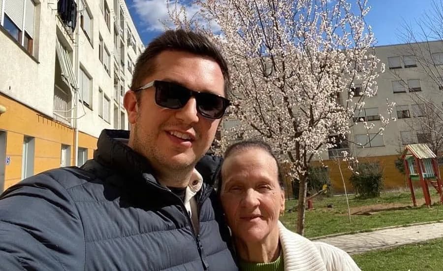 Vdes gruaja e veprimtarit të shquar Xhemail Mustafa