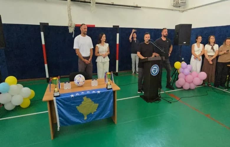 Vedat Muriqi gëzon nxënësit e Shkollës “Mustafa Bakiu” në Prizren