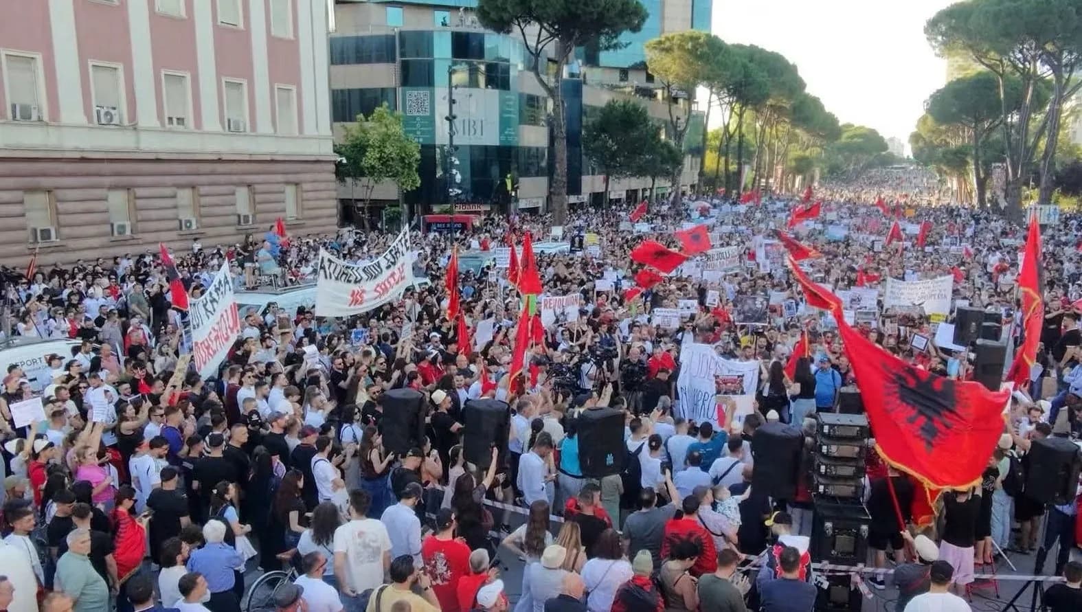 VIDEO- Tensione në protestën në Tiranë, mërgimtarët nuk lejohen të flasin