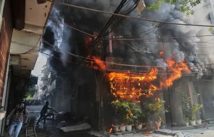 Zjarri kaplon një hotel në New Delhi, vdesin të paktën 21 persona