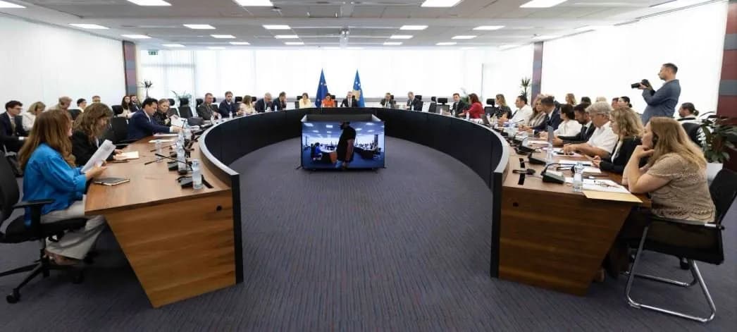 Zyrtarja e lartë e BE-së nis vizitën në Kosovë, diskutohet progresi i reformave