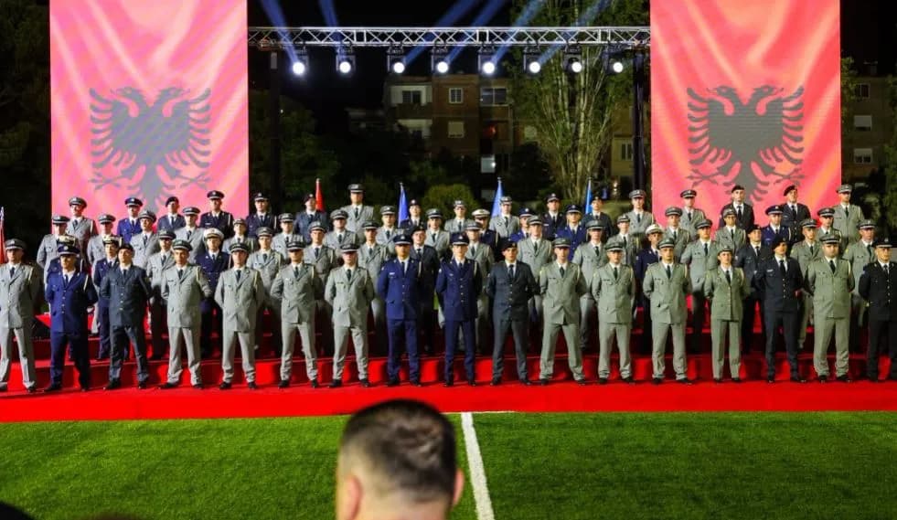 10 oficerë të FSK-së diplomojnë në Akademinë e Forcave të Armatosura të Shqipërisë