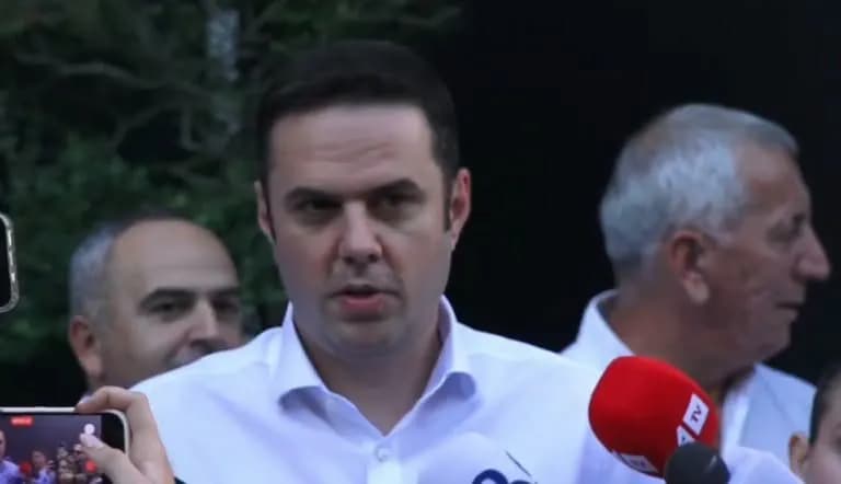 Abdixhiku flet rreth kërkesave për dorëheqjen e tij