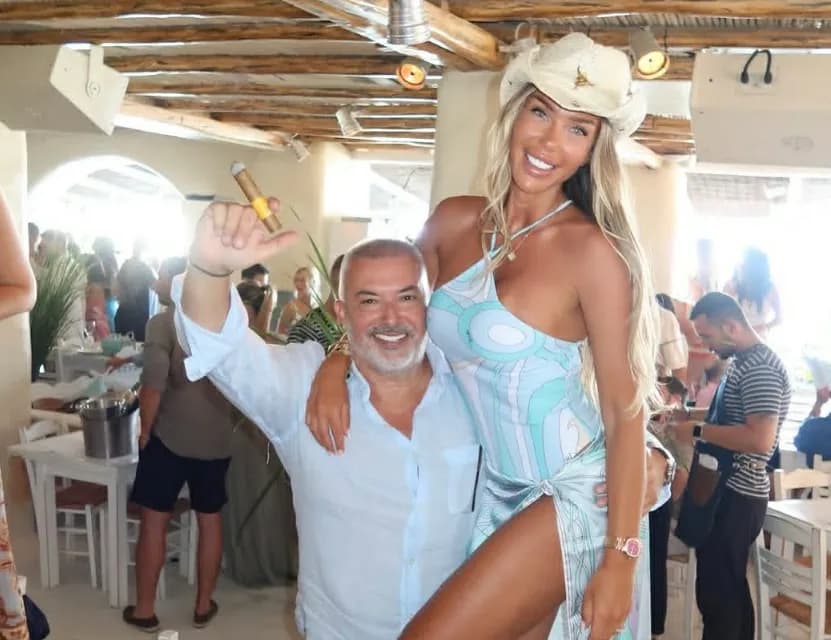 Adelina po shijon pushimet, shfaqet e lumtur në krahët e bashkëshortit