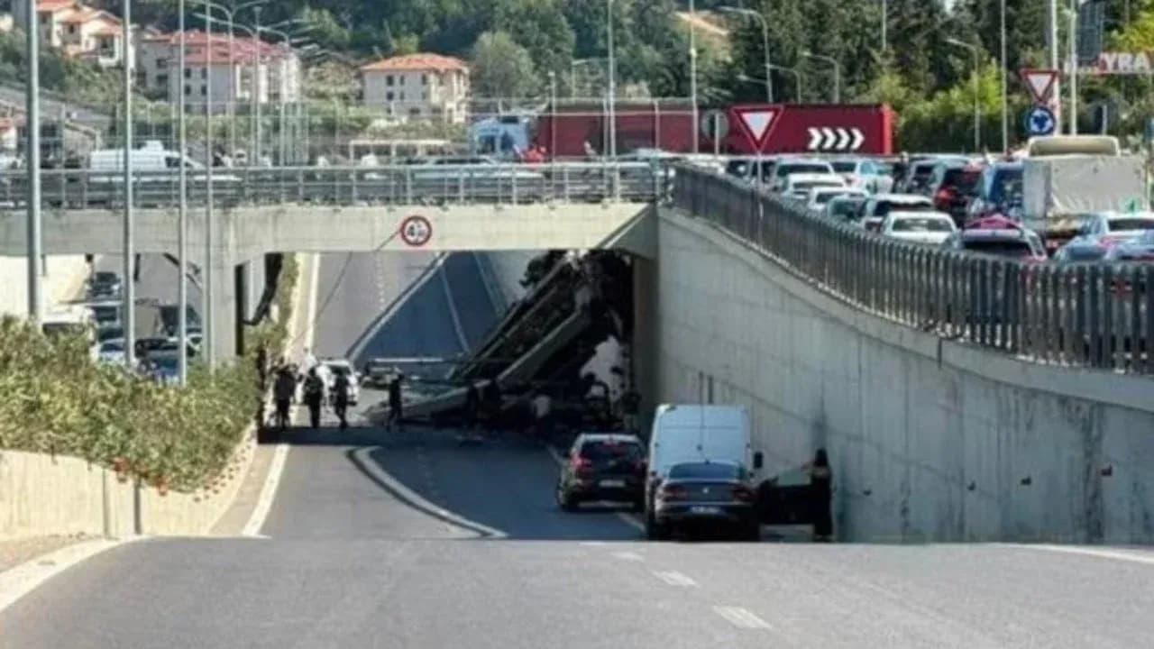 Aksident i rëndë në Shqipëri, kamioni bie nga mbikalimi në autostradë