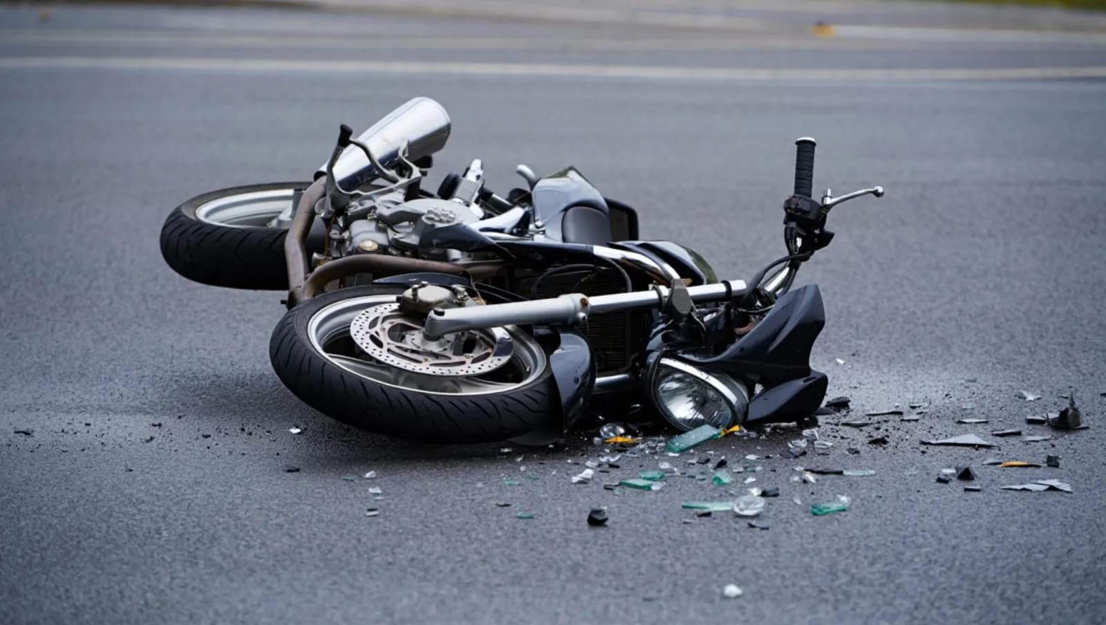 Aksident mes veturës dhe motoçikletës në Pejë, lëndohet motoristi