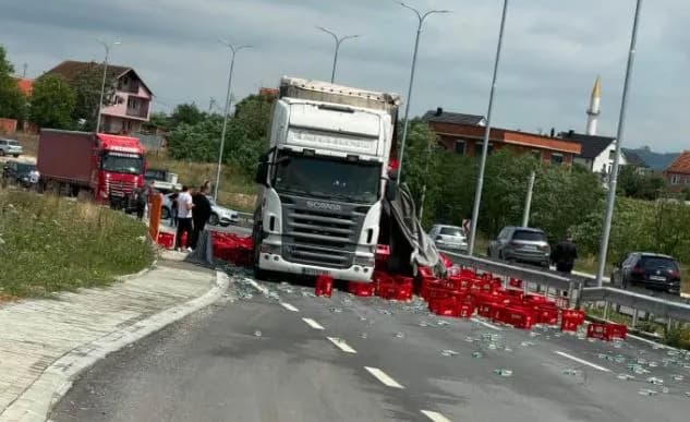 Aksidentohet një kamion në Penuhë të Podujevës, ngarkesa bllokon rrugën