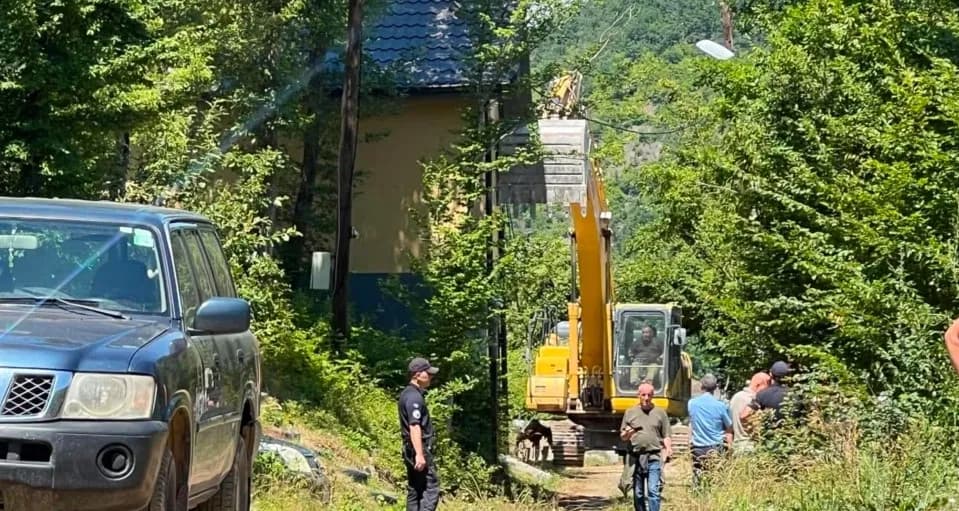 Ambasada e Gjermanisë reagon pas rrënimit të vilave në Ujman: Respektimi i Kushtetutës është thelbësore për rrugën evropiane