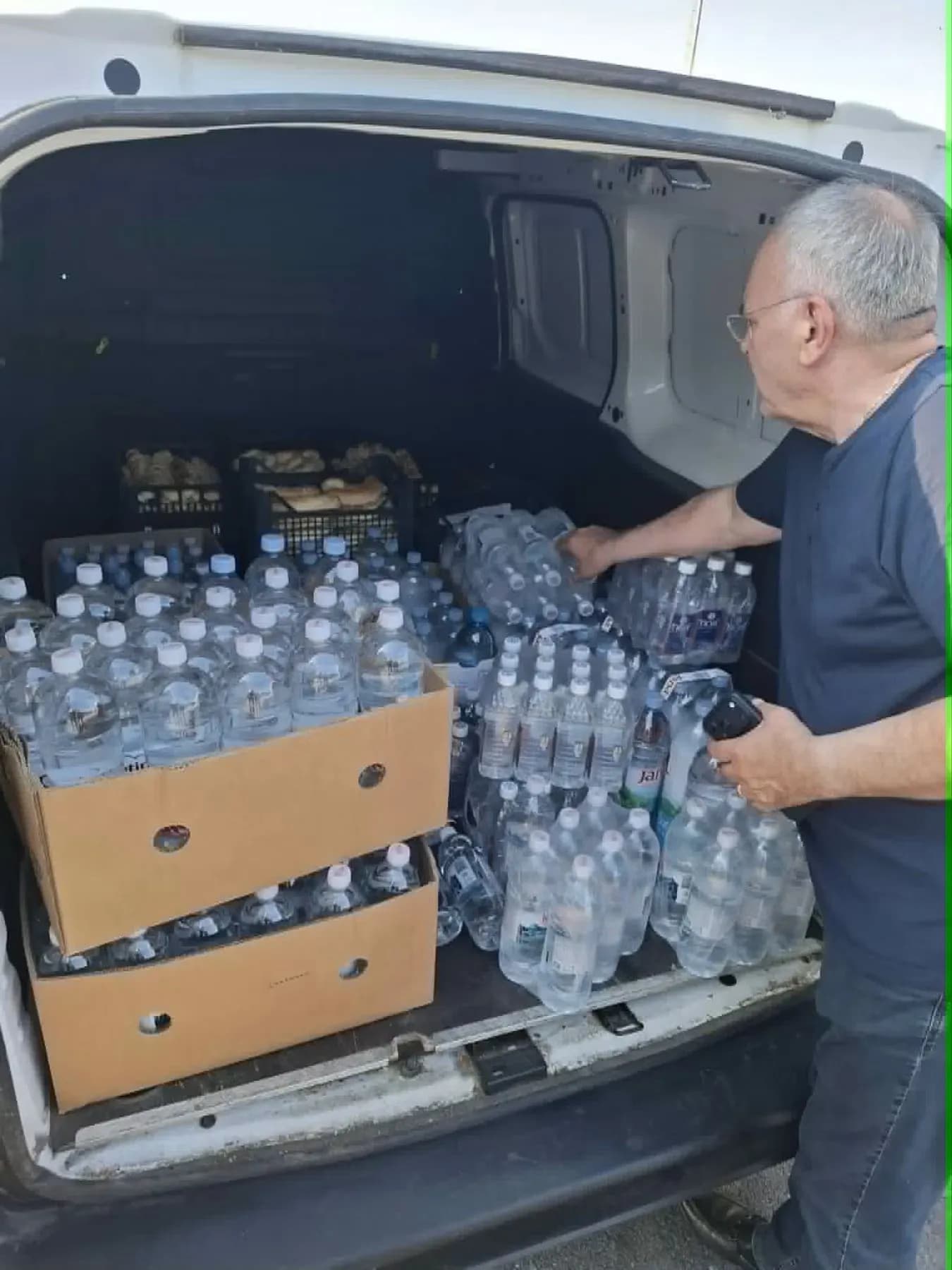 Ambasada e Kosovës në Kroaci shpërndan ujë dhe pako ushqimore bashkatdhetarëve në pikën kufitare Bajakovo mes Kroacisë dhe Serbisë