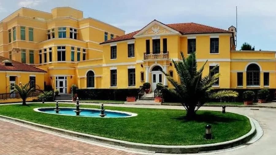 Ambasada e SHBA në Shqipëri i bën thirrje qytetarëve të saj: Shmagni demostratën në bulevard