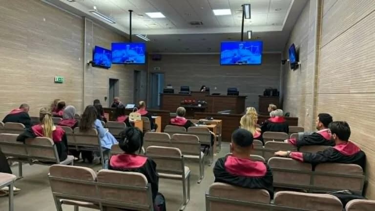 Dështon fillimi i gjykimit ndaj 21 të akuzuarve për dëbimin e shqiptarëve gjatë luftës
