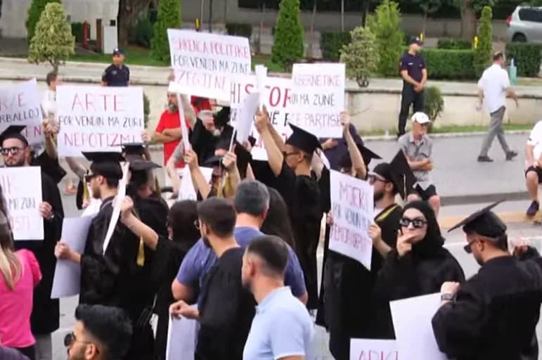 Dita e 47-të, qytetarët mblidhen para Kryeministrisë. U bashkohen edhe studentët e veshur me pelerinat e diplomimit