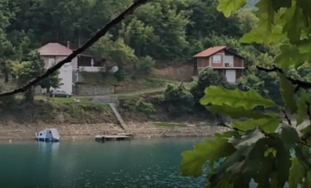 Fillon shembja e 11 vilave ilegale në Liqenin e Ujmanit