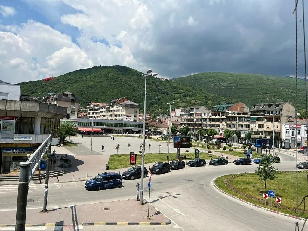 Gjykata shfuqizoi emërtimet shqip të rrugëve, sonte protestohet në Tetovë