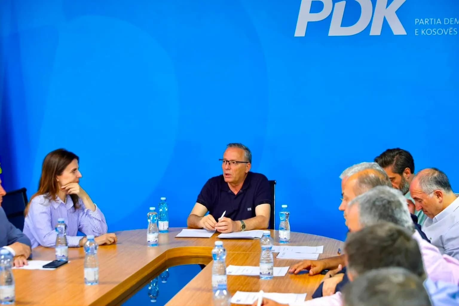 Hamza mbledh deputetët e PDK-së: Kosova ka nevojë për institucione, jo për një pushtet që zvarrit proceset