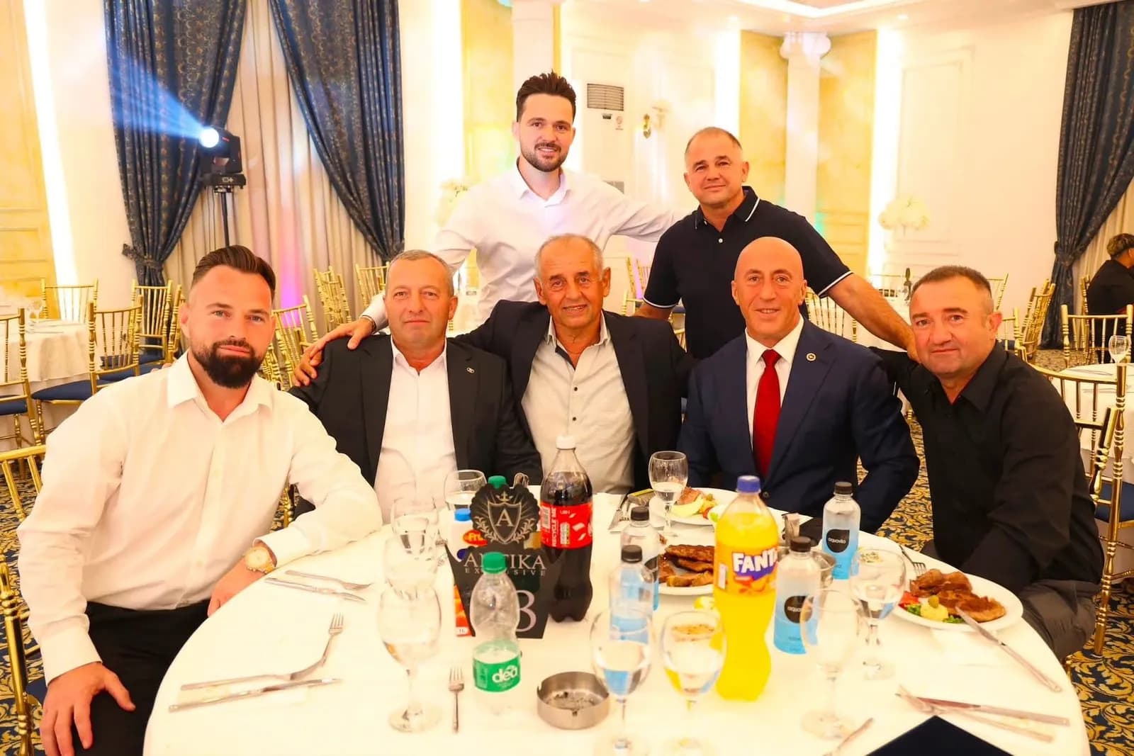 Haradinaj nga dy dasma: Zoti i bekoftë çiftet dhe të gjitha familjet shqiptare
