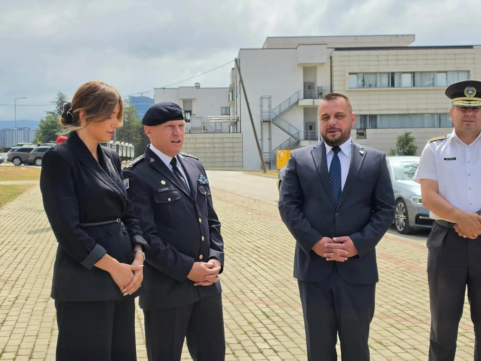 Haxhiu dhe Bashkim Jashari presin Albin Kurtin në ceremoninë e diplomimit të kadetëve të FSK-së